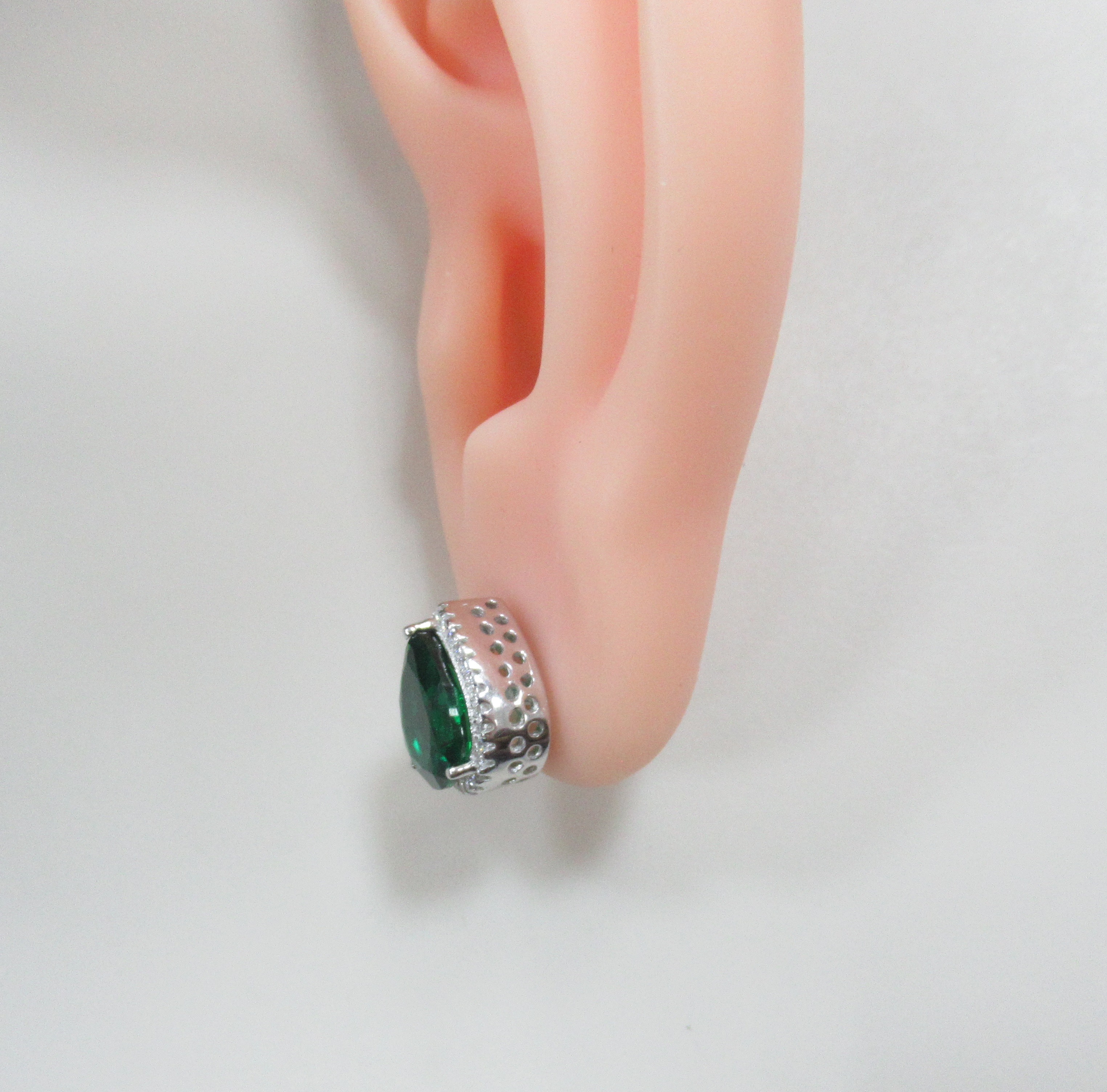 Серебряные серьги-пусеты с выращенными изумрудами